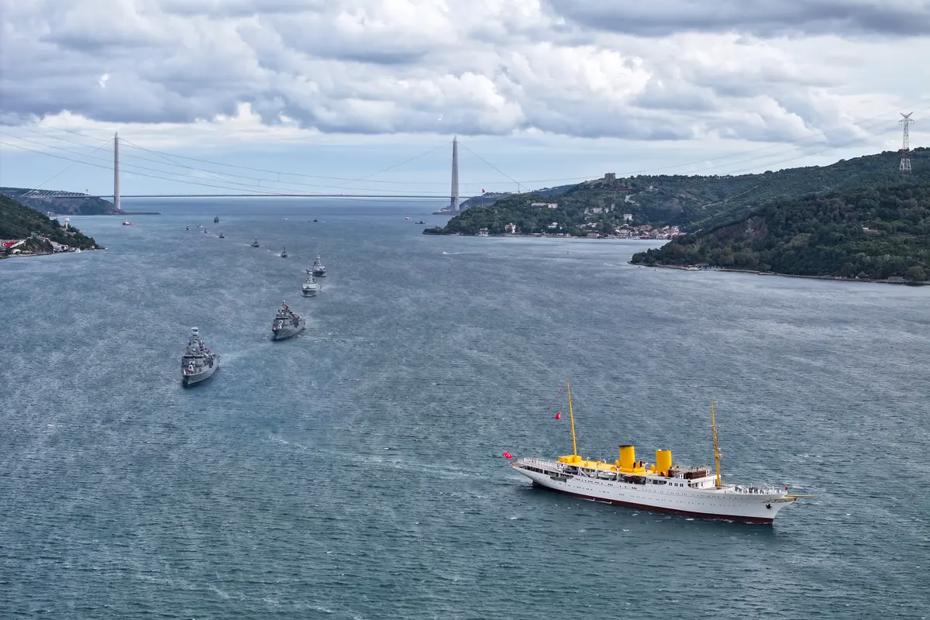 Preveze Deniz Zaferi'nin 488. yılı. İstanbul Boğazı'nda 15 gemiyle geçit töreni