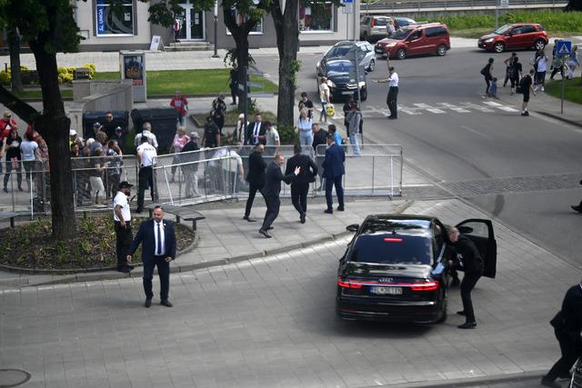 AA-20240515-34574046-34574045-SLOVAKIA_BASBAKANI_ROBERT_FICO_UGRADIGI_Wounded_in_Arms_Strike (1)