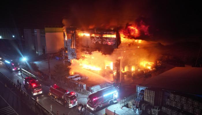 Tekirdağ’da kozmetik fabrikasında yangın! Patlamalar duyuldu