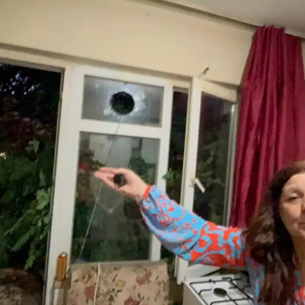 Balkonda kahve içerken ağaç balkonun üzerine düştü – son dakikanın trürkiye haberleri