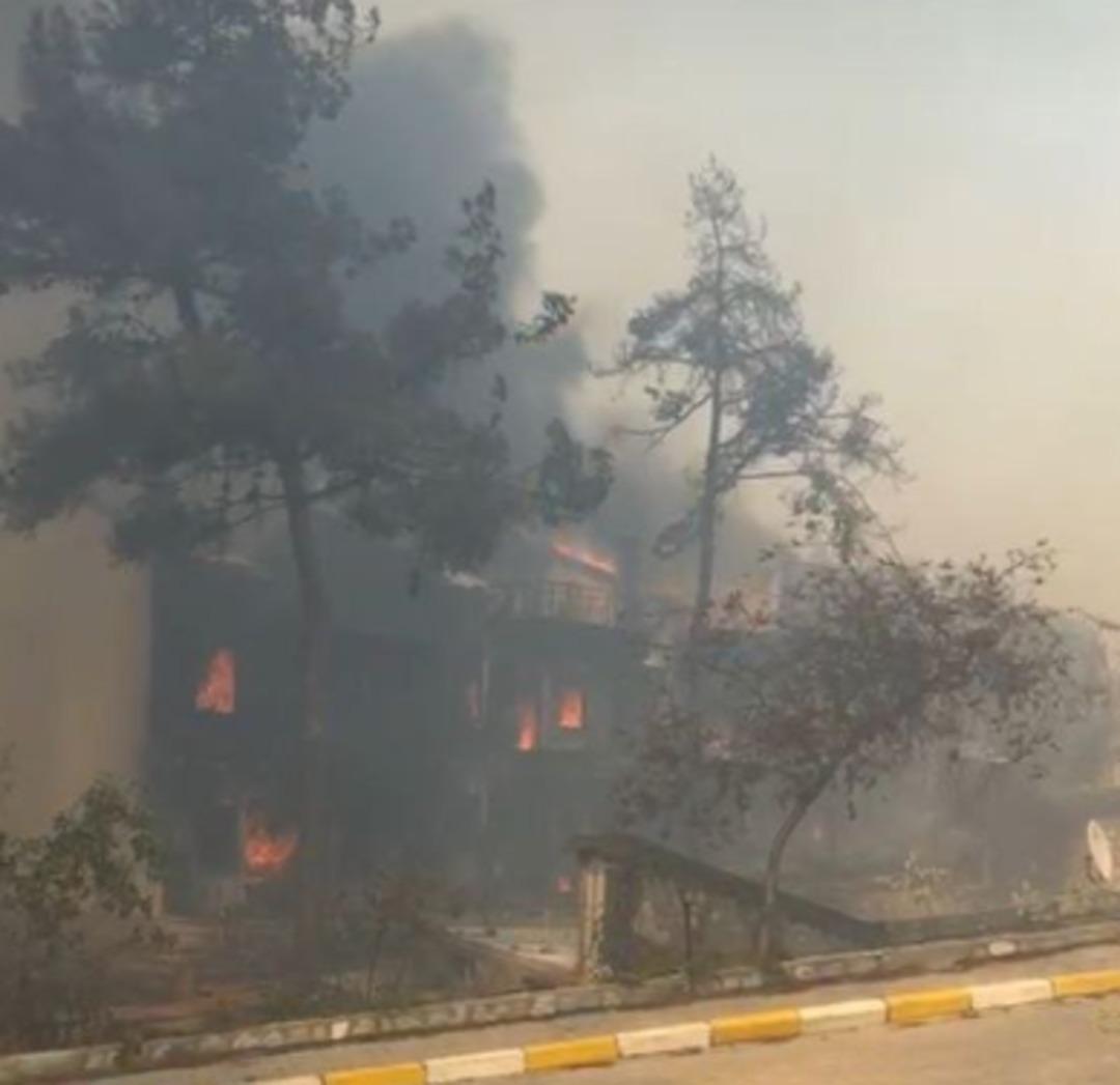 Son Dakika | Çanakkale'de orman yangını! Alevler evlere ulaştı, araba ile atladı ... tahliye 10 başladı