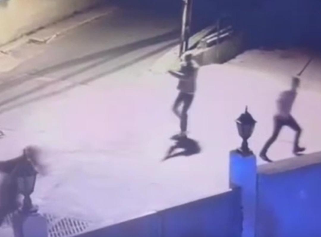 Aniden yoldan ayrıldılar, 4'ü birbiri ardına silahlarını vurdu! Maltepe 2'de sürpriz yapan görüntü