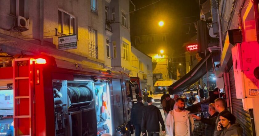 Beyoğlu'nda havai fişek nedeniyle yangın çıktı: Yangında mahsur kalan 8 kişi kurtarıldı