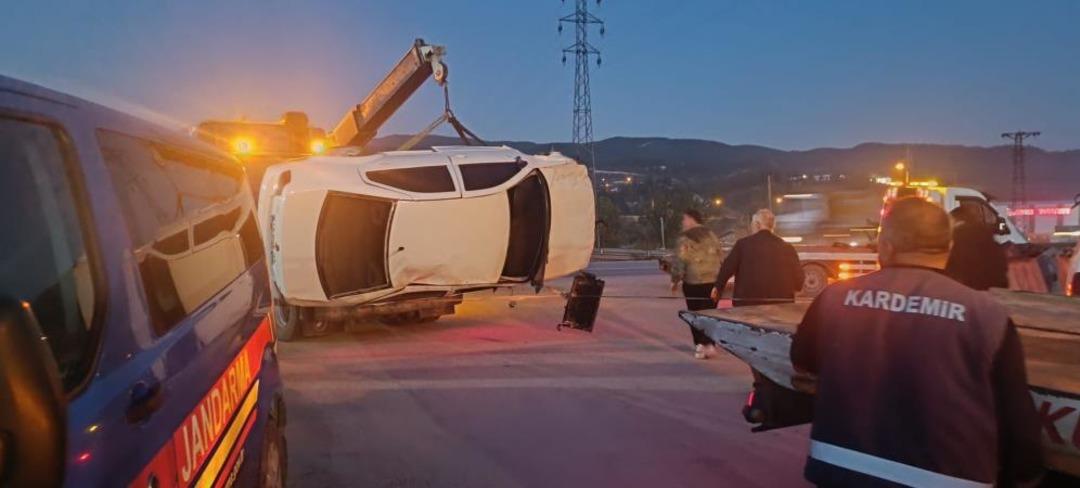 Otomobil direksiyon hakimiyetini kaybedip devrildi: 2 yaralı, 2 yaralı