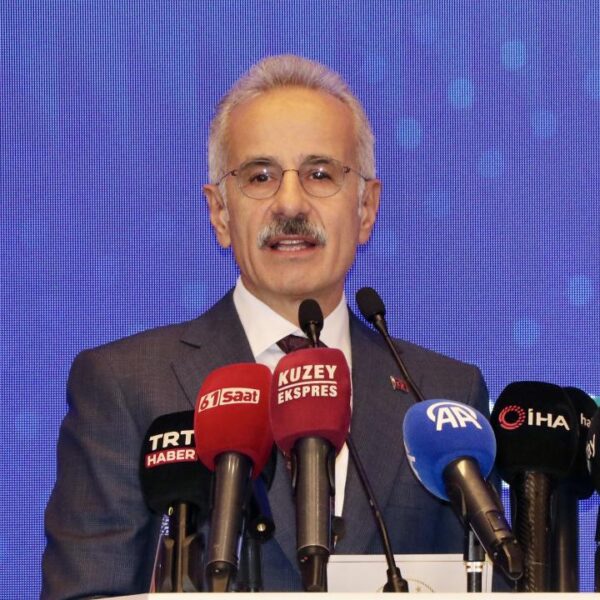 “Türkiye'yi geleceğe hazırlayacak yüzlerce projeye imza attık”