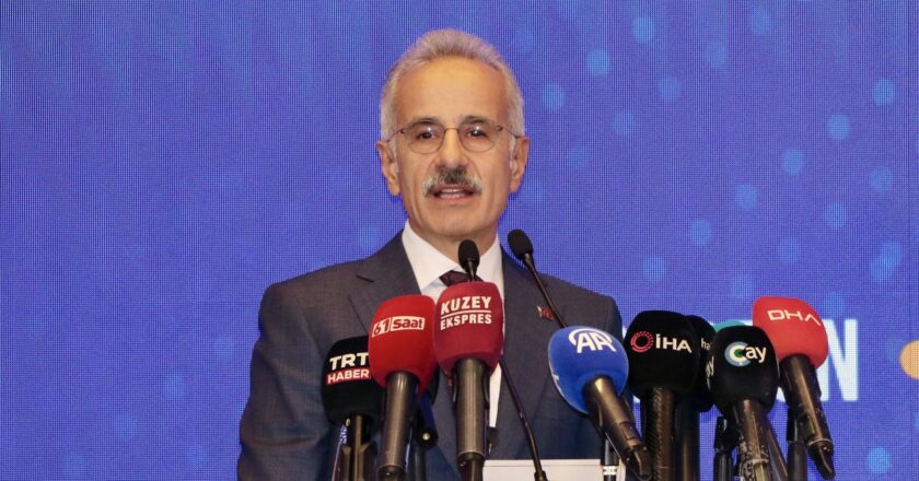 “Türkiye'yi geleceğe hazırlayacak yüzlerce projeye imza attık”