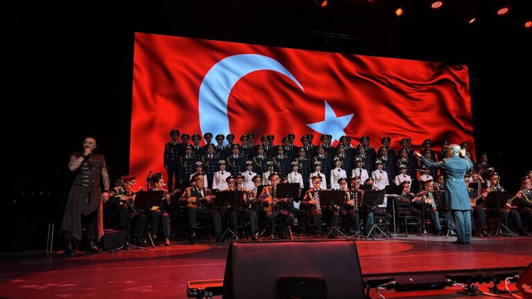 Rus Kızılordu Korosu ve Hayko Cepkin aynı sahnede buluştu